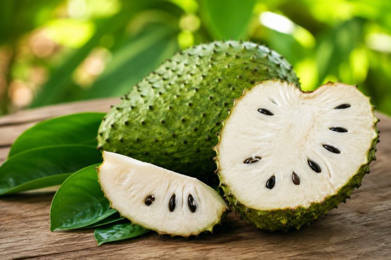 Descubre los beneficios de la guanábana, sus propiedades nutricionales, cómo consumirla correctamente y una receta natural fácil de preparar en casa.